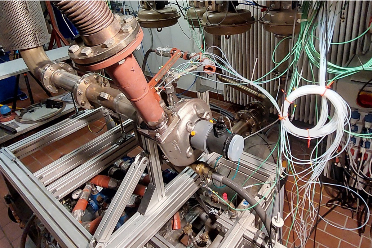 Industrieanlage mit Rohren und Verkabelung in einem technischen Laborumfeld.